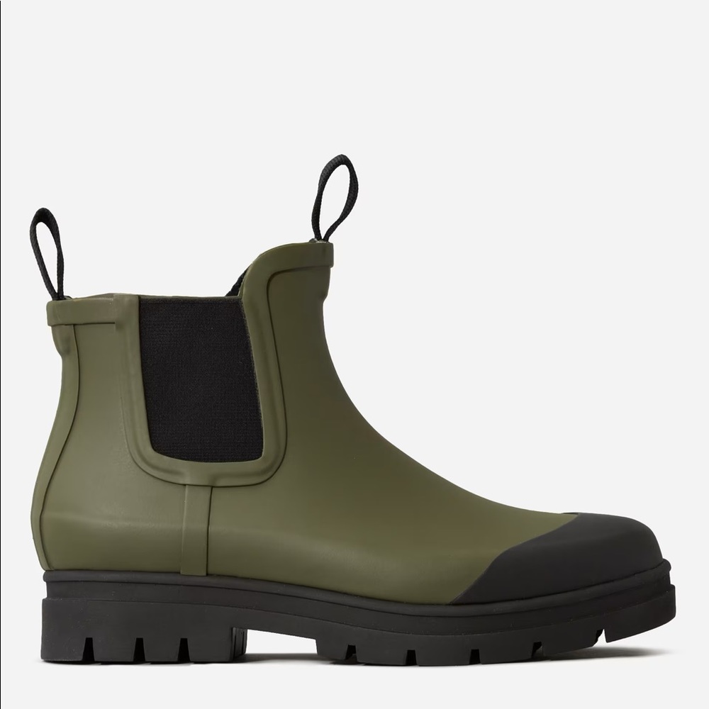 Everlane women’s Chelsea rain boots in Surplus